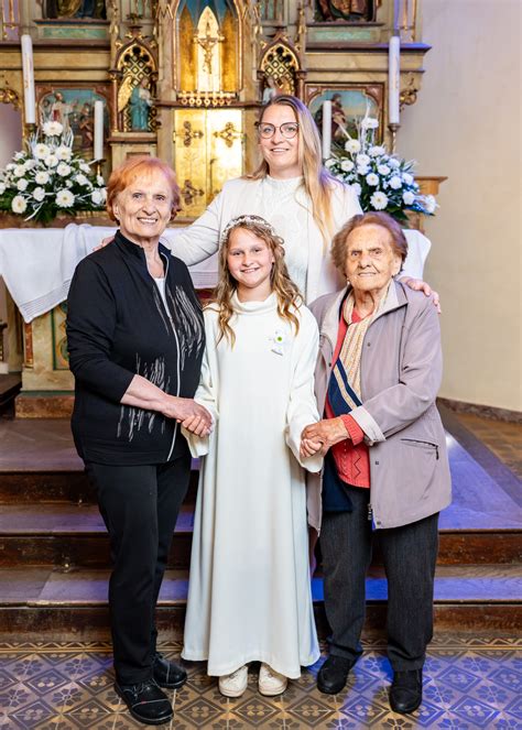 fotografija treh generacij družine Brinovec pred oglarsko kopo