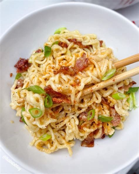 Fotografija instant ramen rezancev v skodelici