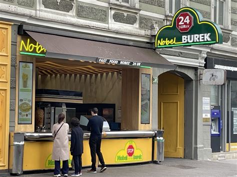 Zunanji izgled prodajalne Nobel Burek na Miklošičevi cesti v Ljubljani