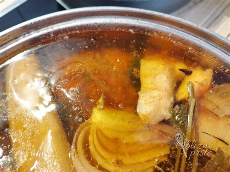 Postopek praženja narezane čebule in korenske zelenjave v loncu