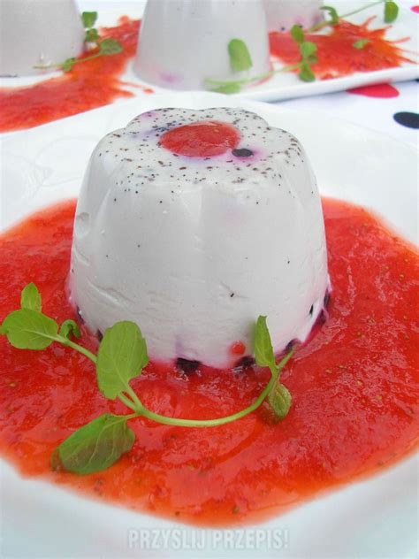 panna cotta z jagodami in agar agarjem