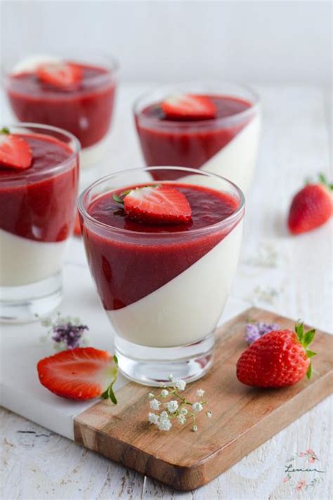 kokosova panna cotta z jagodnim prelivom