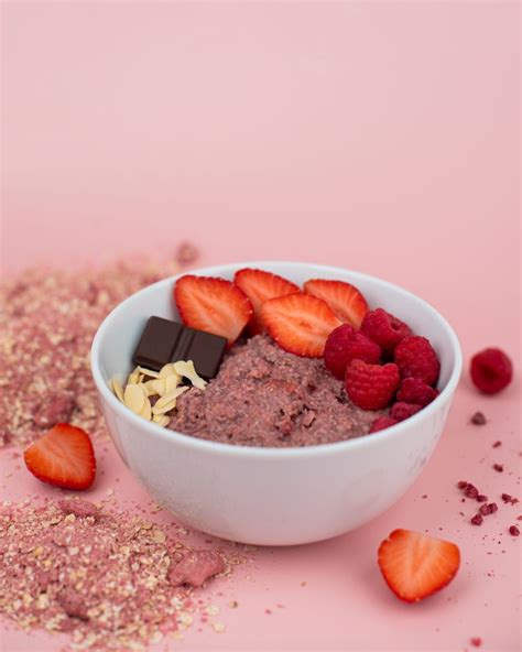 fotografije različnih zdravih zajtrkov (jajca, smoothie, ovsena kaša, sendviči)