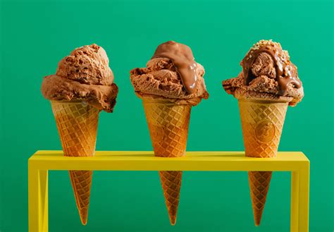 slika raznolikih okusov sladoleda v kornetih