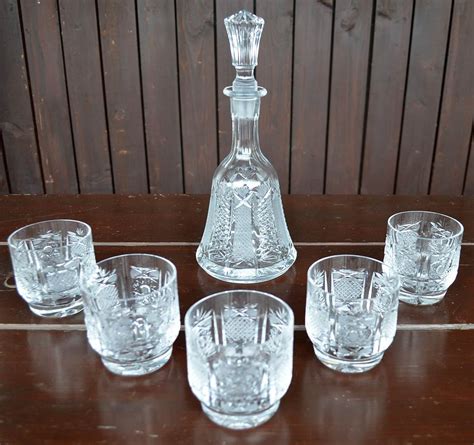 slika elegantno pogrnjene mize z vinsko steklenico in kozarci