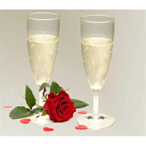 slika dveh kozarcev s slastnimi vinskimi koktajli