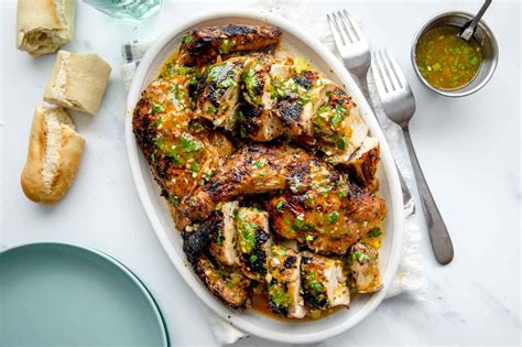 Pečen piščanec prelit s chimichurri omako