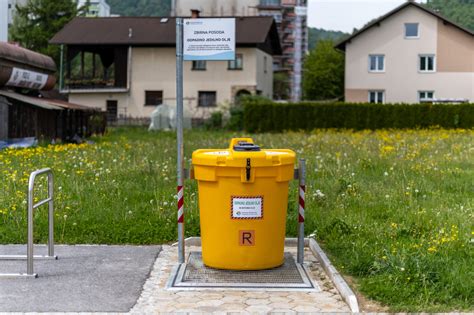 Tematska fotografija: Odpadno jedilno olje v posodi, lijak, onesnažena voda ali simbol recikliranja