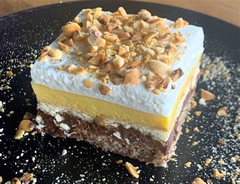 Prerez sočne orehove torte z vanilijevo kremo