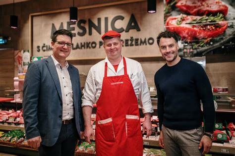 Tematska fotografija mesnice z oznakami slovenskega porekla mesa