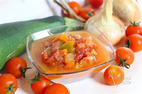 Prikaz sestavin za omako, pripravljenih za kuhanje.