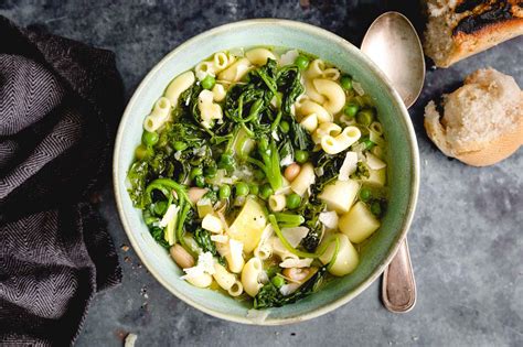 fotografija: pripravljena mineštra s testeninami in peteršiljem