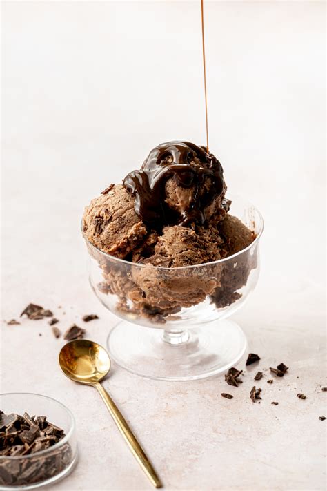 Temno čokoladni ganache v posodi