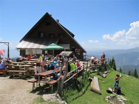 fotografija Zajčeve koče s planinci pred njo