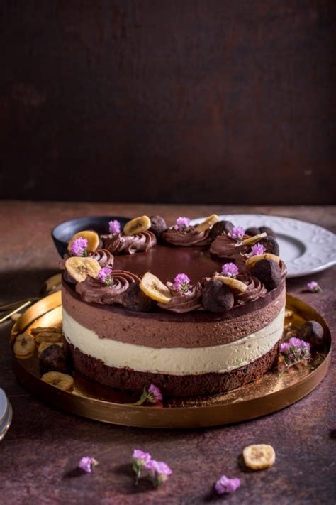 fotografija skutine torte z ovsenimi kosmiči, banano in čokolado
