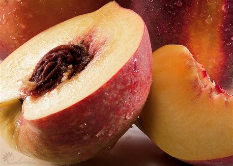 Tematsko fotografijo različnih veganskih breskovih pit