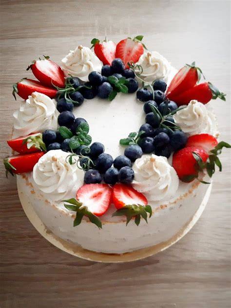 Fotografija torte, okrašene z napihnjenim rižem