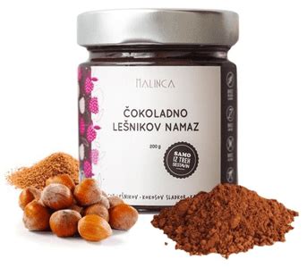 Otrok, ki z užitkom je lešnikov namaz na žlico.