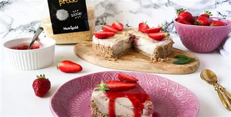 Fotografija klasičnega kremastega cheesecaka z jagodnim prelivom