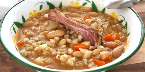 Ričet postrežen s skodelico kislega zelja