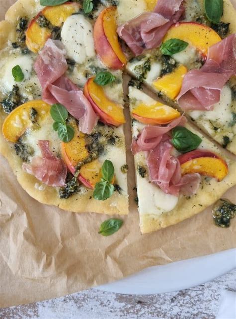 Pica z beluši, pršutom in špinačo