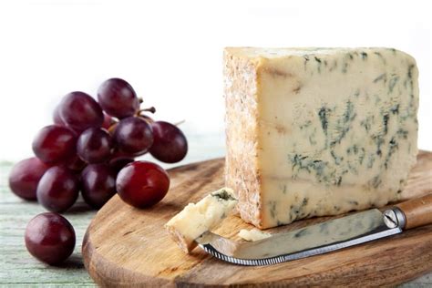 Presek sira Gorgonzola s plemenito plesnijo
