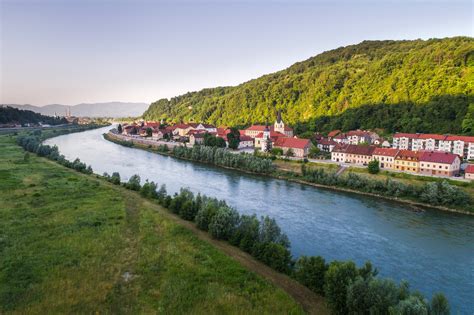 Zgodovinska ilustracija madžarskih pastirjev ob kotlu (bográcsu)