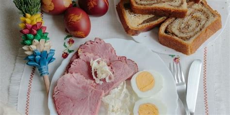 narezana velikonočna šunka na krožniku