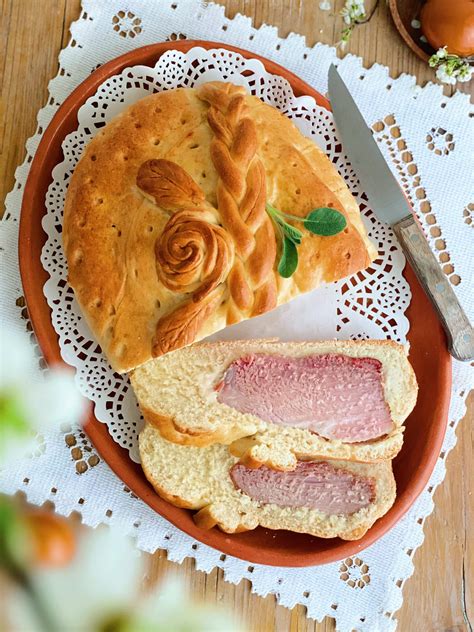 okrogla šunka v zlato zapečenem testu