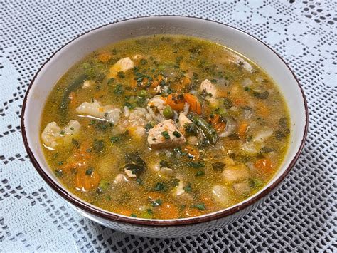 Ilustracija piščančje juhe z zelenjavo in zelišči