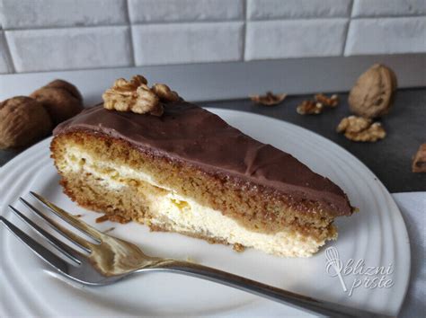 Ilustracija praznične torte z orehi in čokoladno glazuro