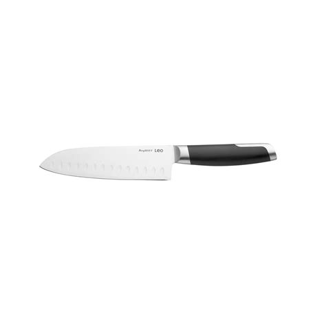 fotografija: oster kuharski nož in Santoku nož poleg glave kitajskega zelja na deski