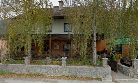 Notranjost restavracije Blatnikov Hram z razstavljenimi umetninami