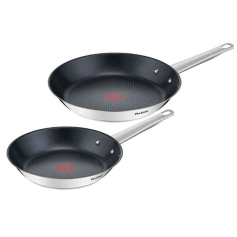 Fotografija: Primerjava različnih modelov ponev Tefal in Benetton v kuhinjskem okolju.