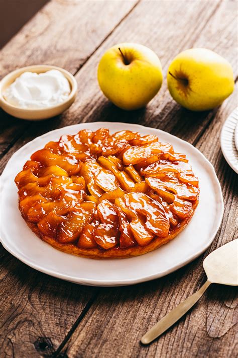zgodovinske ilustracije ali arhivske fotografije znamenitih sladic, kot sta Tarte Tatin in Pavlova