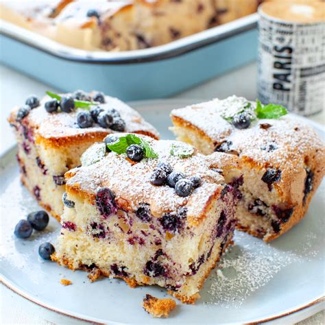 Risba slastne torte z nasmejanim obrazom, obložena z jagodami in sladoledom.