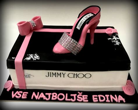 Podrobna risba trinadstropne rojstnodnevne torte s svečkami in okraski.