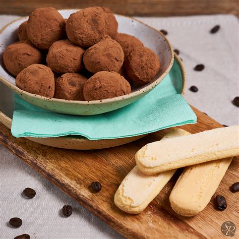 Priprava piškotne mase za tiramisu kroglice