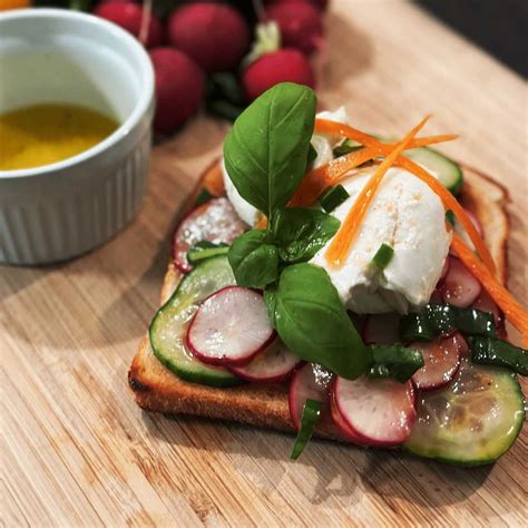 Ilustracija avokadovega toasta z redkvico na polnozrnatem kruhu.