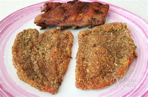 Panirani ribji fileji, pripravljeni za peko v pečici.