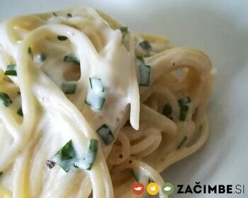 manti s česnovo jogurtovo omako