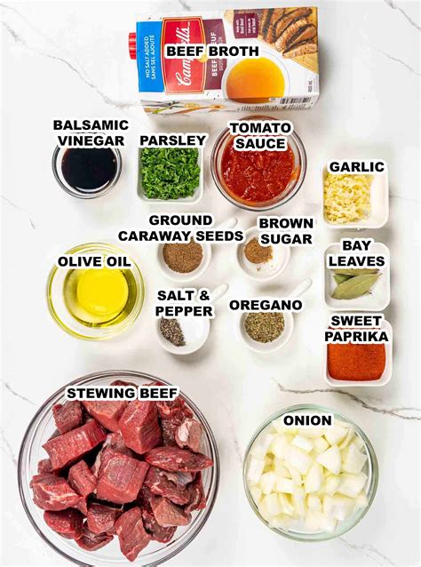 Infographic: Key ingredients for goulash (onion, paprika, meat)