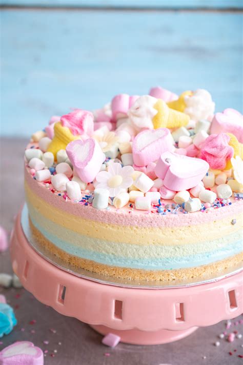 Večplastna mavrična torta z notranjim presenečenjem