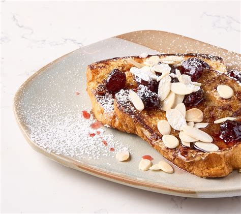 Francoski toast z malinami in kremnim sirom - fotografija serviranega toasta