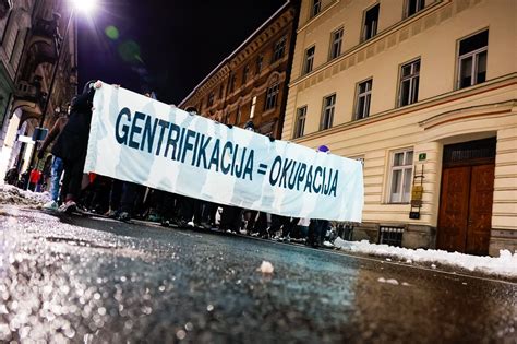 Slikovni prikaz razlike med politično motiviranim protestom in objestnim vedenjem v urbanem okolju.