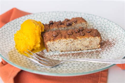 Fotografija kolača z bananami in orehi, pečenega v pekaču za kruh