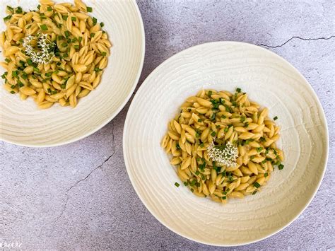 Fotografija končnega jedi - testenine z bogato gobovo omako.