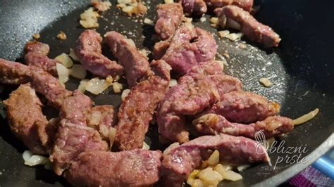 Pripravljena telečja jetra z rdečo čebulo in peteršiljem na krožniku