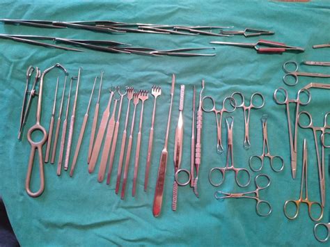 Sestavljena slika: srce, medicinski instrumenti in knjige/članki
