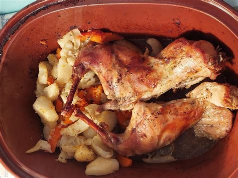 kos svinjskega vratu, ki se peče v pečici v pekaču s zelenjavo